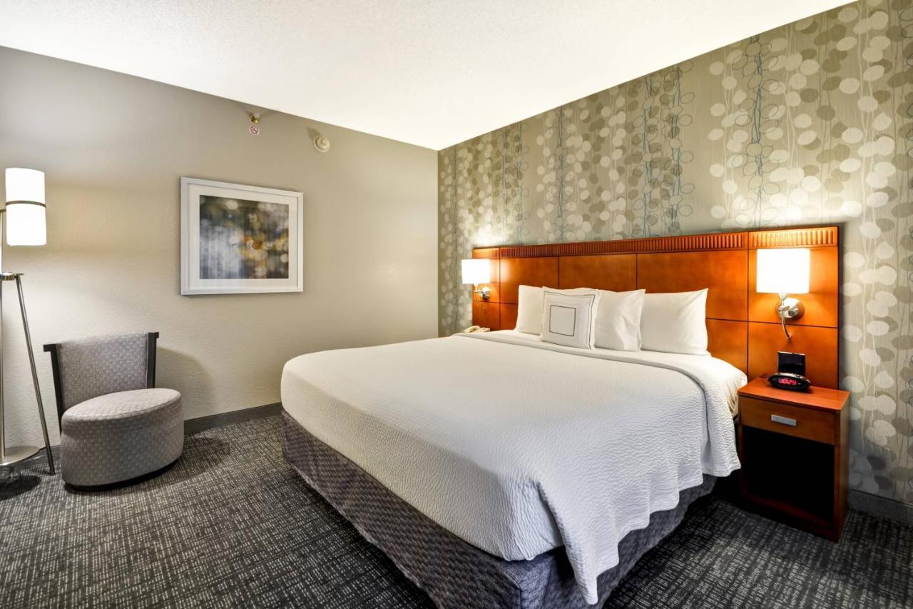 Courtyard Dallas Medical Market Center Экстерьер фото