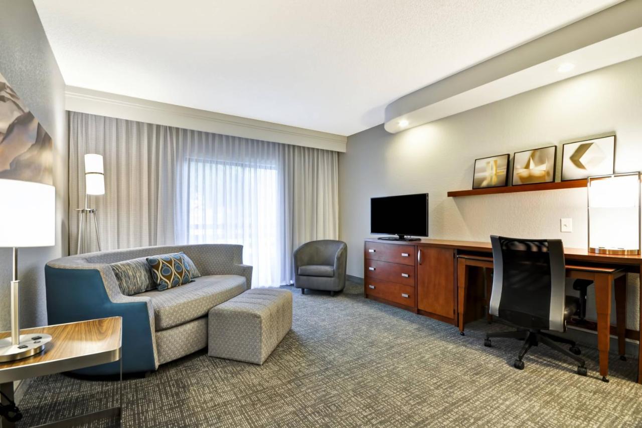 Courtyard Dallas Medical Market Center Экстерьер фото