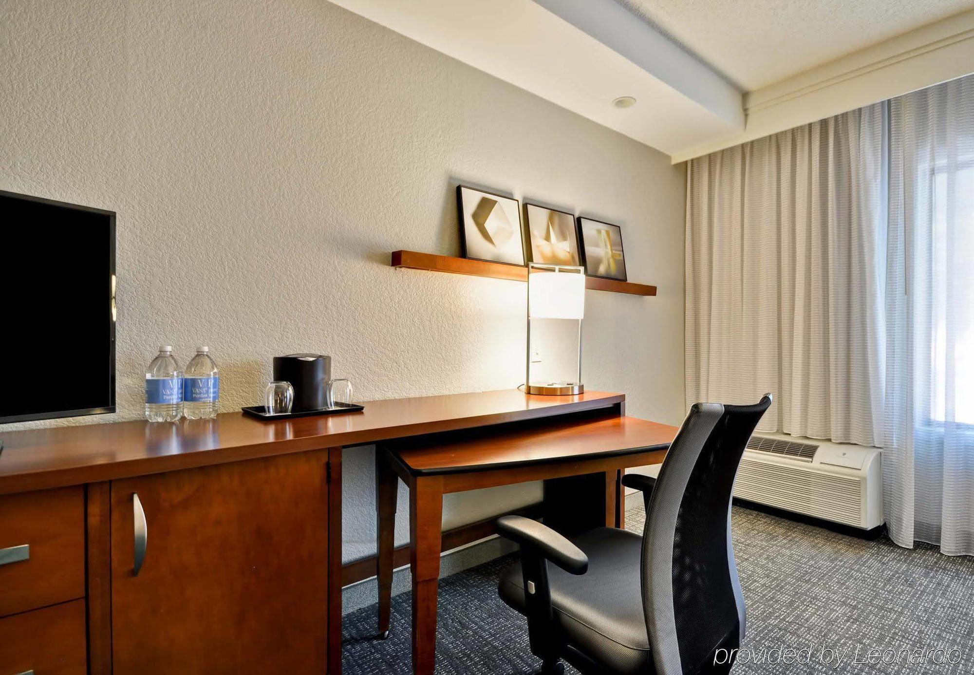 Courtyard Dallas Medical Market Center Экстерьер фото